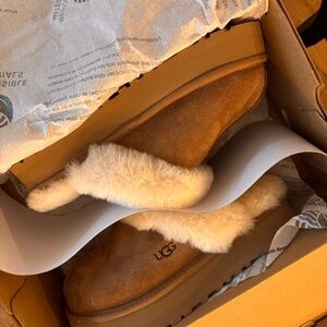 Women’s size 8 Ugg Disquette Clogs